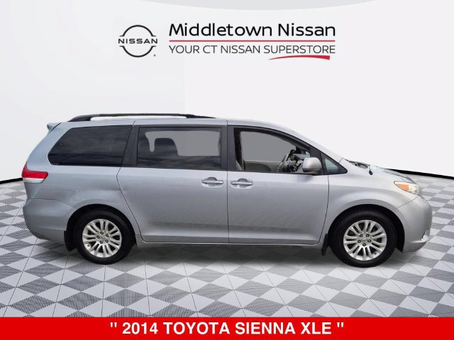 Used 2014 Toyota Sienna XLE FWD image 2