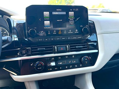 Used 2025 Nissan Pathfinder SL FWD image 33
