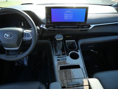 Used 2025 Toyota Sienna Platinum AWD/4WD image 10