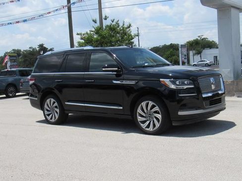 Used 2023 Lincoln Navigator Reserve AWD/4WD image 2