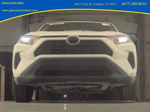 Used 2020 Toyota RAV4 LE FWD image 3