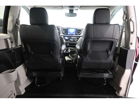 Used 2018 Chrysler Pacifica Touring-L FWD image 20