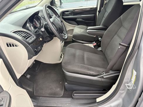 Used 2020 Dodge Grand Caravan SE FWD image 4