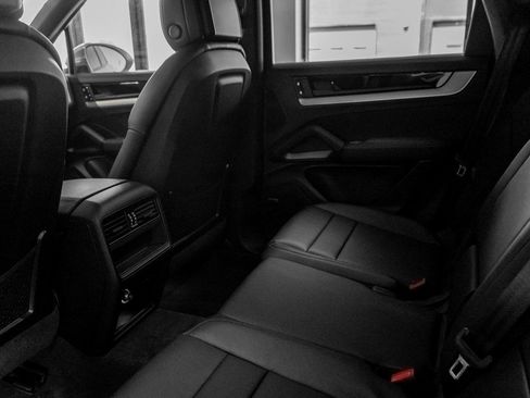 Certified 2025 Porsche Cayenne AWD/4WD image 20