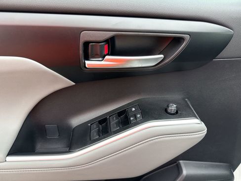 Certified 2026 Toyota Highlander XLE image 15