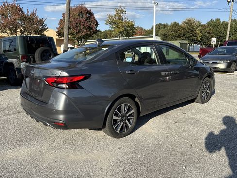 Used 2021 Nissan Versa SV image 5