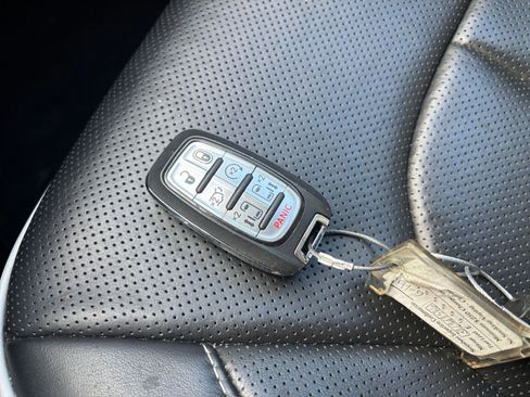 Used 2025 Chrysler Pacifica Limited image 23