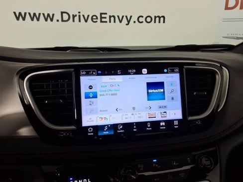 Used 2024 Chrysler Pacifica Pinnacle FWD image 23