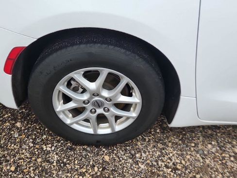 Used 2023 Chrysler Pacifica Touring-L image 3