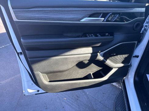 Used 2024 Jeep Wagoneer Series III image 12