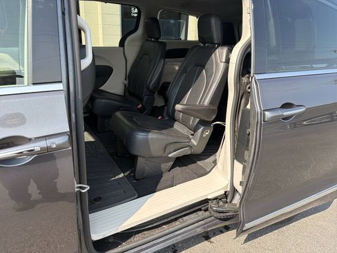 Used 2018 Chrysler Pacifica Touring-L FWD image 10