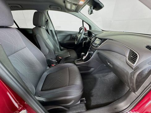 Used 2020 Chevrolet Trax LT image 32