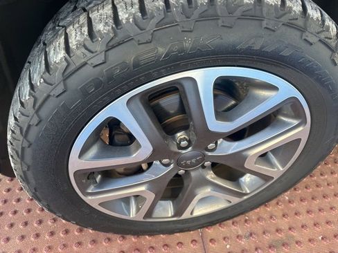 Used 2016 Jeep Renegade Latitude w/ Popular Equipment Group image 9