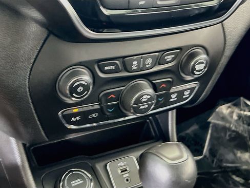 Used 2019 Jeep Cherokee Limited AWD/4WD image 16