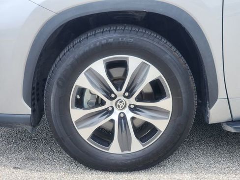 Used 2022 Toyota Highlander XLE image 7