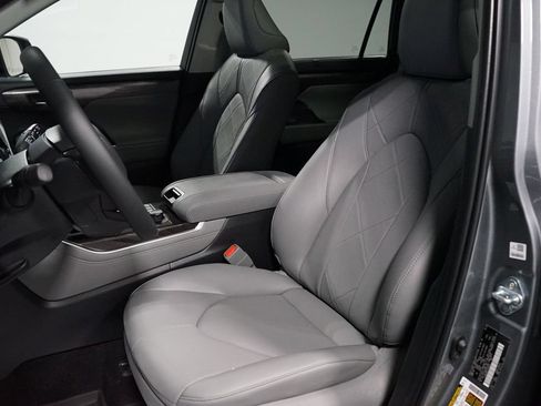 Certified 2026 Toyota Highlander Platinum AWD/4WD image 29