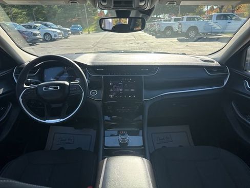 Certified 2023 Jeep Grand Cherokee Laredo image 11