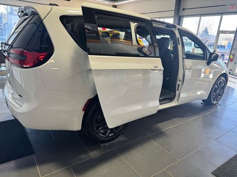 Used 2026 Chrysler Pacifica Select image 4