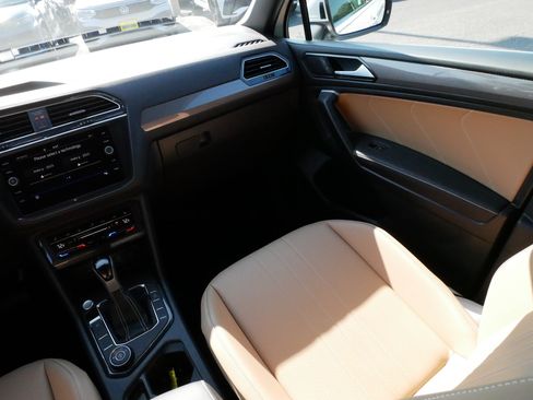 Certified 2024 Volkswagen Tiguan SE AWD/4WD image 11