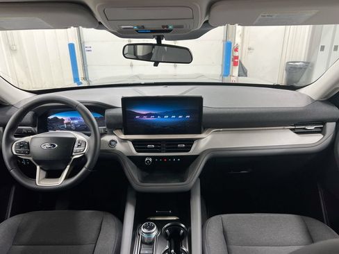 Used 2025 Ford Explorer Active AWD/4WD image 10