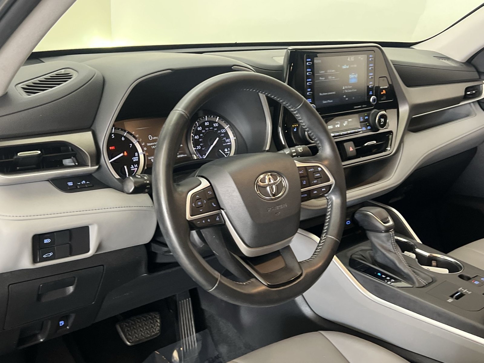 Used 2022 Toyota Highlander XLE FWD image 15