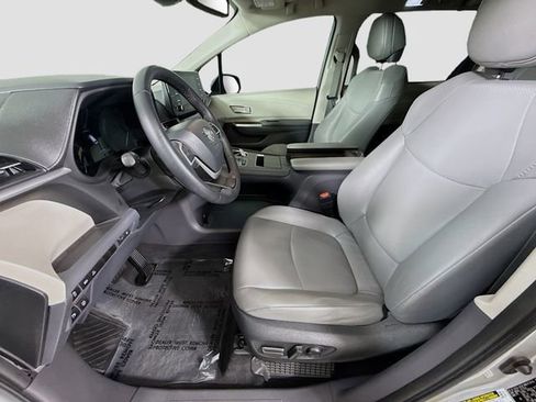 Certified 2022 Toyota Sienna XLE w/ XLE Plus Package FWD image 23