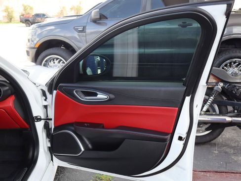 Used 2018 Alfa Romeo Giulia RWD image 15