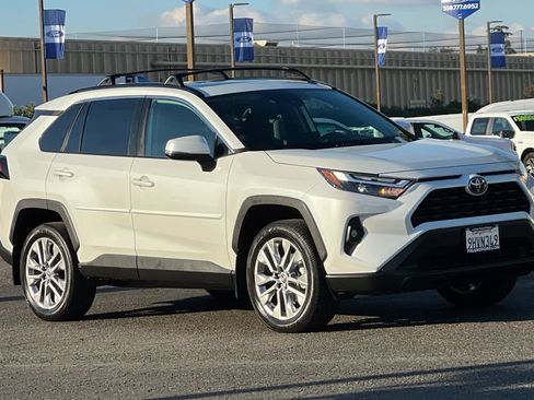 Used 2023 Toyota RAV4 XLE Premium image 9