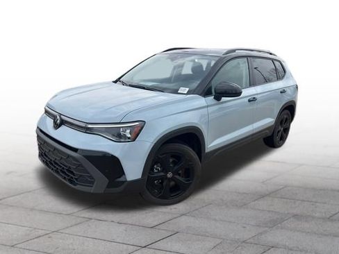 Used 2025 Volkswagen Taos SE AWD/4WD image 3