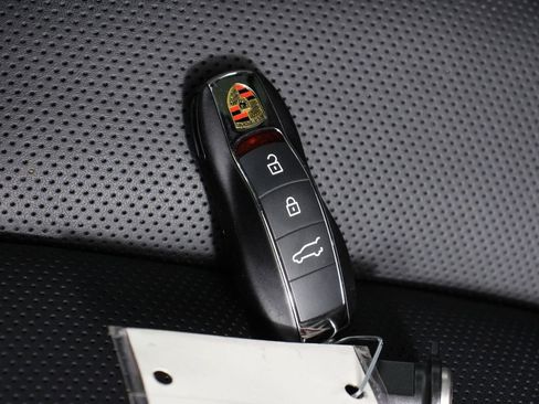 Certified 2025 Porsche Macan S image 34