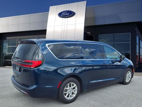 Used 2025 Chrysler Pacifica Select FWD image 2