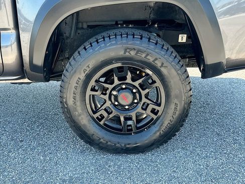 Used 2017 Toyota Tacoma TRD Off-Road w/ Premium & Technology Package AWD/4WD image 24