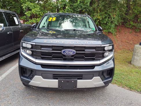 Used 2025 Ford Expedition Platinum w/ Driver's Package AWD/4WD image 2