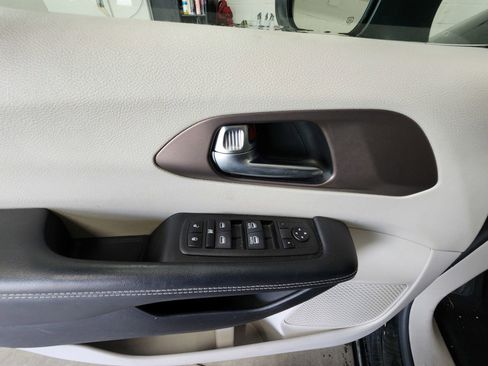 Used 2023 Chrysler Voyager LX FWD image 9