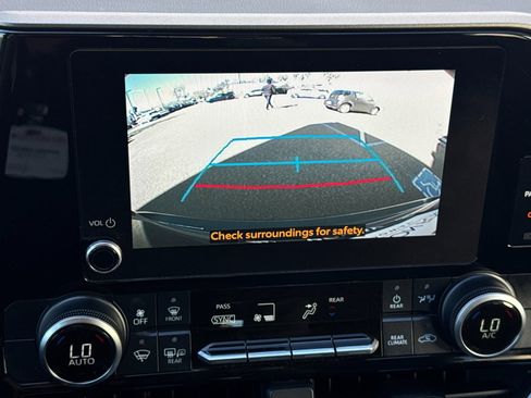 Used 2024 Toyota Highlander LE image 21