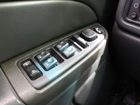 Used 2005 GMC Sierra 2500 SLE w/ Heavy-Duty Power Package AWD/4WD image 9