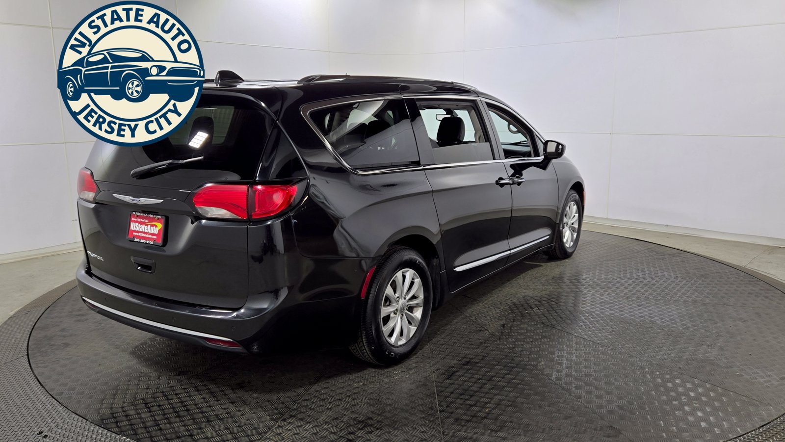 Used 2019 Chrysler Pacifica Touring-L FWD image 7