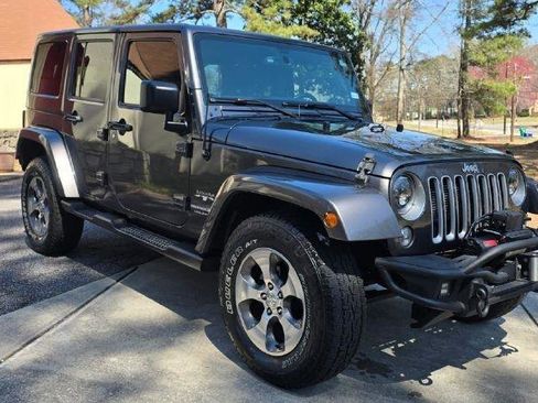 Used 2018 Jeep Wrangler Unlimited Sahara w/ Connectivity Group AWD/4WD image 2