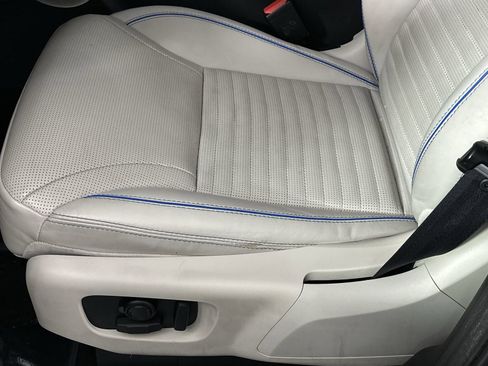 Used 2020 Land Rover Discovery HSE image 16