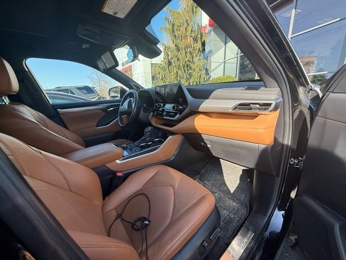 Used 2024 Toyota Highlander Platinum image 15