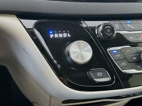 Used 2023 Chrysler Pacifica Touring-L FWD image 16