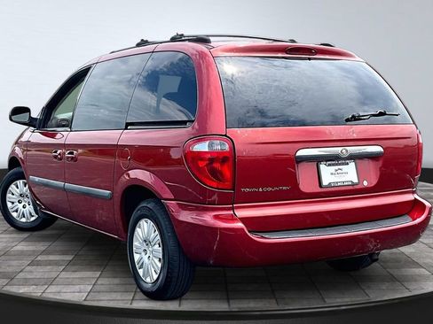 Used 2005 Chrysler Town & Country w/ Popular Equipment Group I FWD image 12