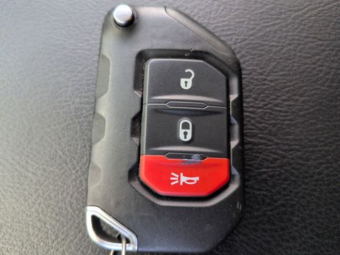 Used 2025 Jeep Wrangler Willys AWD/4WD image 28