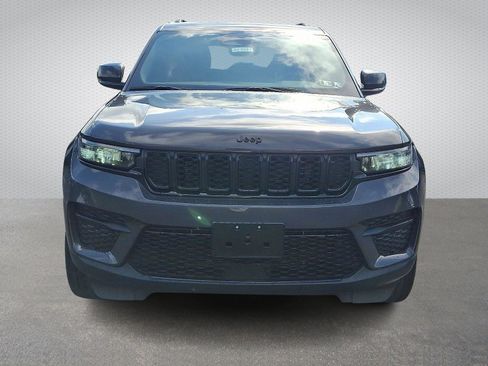Used 2023 Jeep Grand Cherokee Altitude image 2