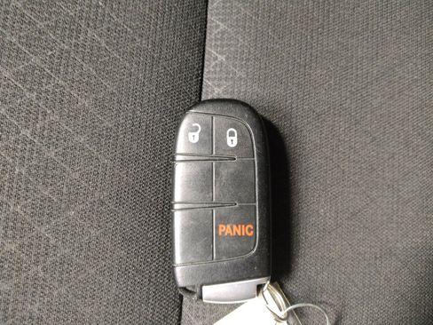 Used 2019 Jeep Grand Cherokee Laredo image 32