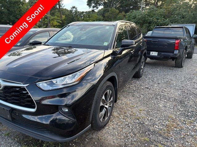 Certified 2020 Toyota Highlander XLE AWD/4WD image 2