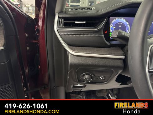 Used 2023 Jeep Grand Cherokee Limited image 16