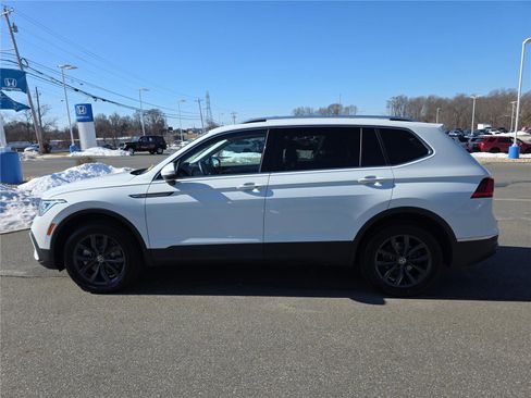 Used 2022 Volkswagen Tiguan SE image 3