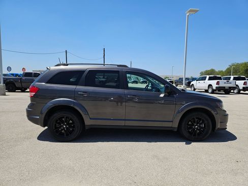 Used 2020 Dodge Journey SE w/ SE Popular Equipment Group FWD image 2