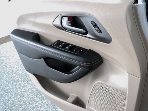 Used 2023 Chrysler Pacifica Touring-L FWD image 21